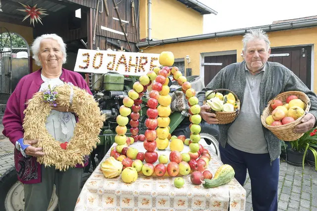 Stolz präsentieren Helga (82) und Helmut Richter (85) ihre Apfel-Erntekrone für den Pomologischen Garten in Döllingen. | Foto: Veit Rösler