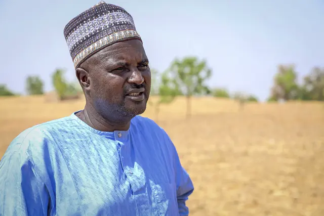 Mahamat Ahemat, stellvertretender Leiter des Service für Professionalisierung der Baumwollgesellschaft Sodecoton, berät und unterstützt Bauern in Kamerun beim Anbau von Baumwolle. Der Norden des Staates in Zentralafrika ist die Produktionshochburg für die wertvolle Rohfaser. | Foto: epd-bild/Helena Kreiensiek