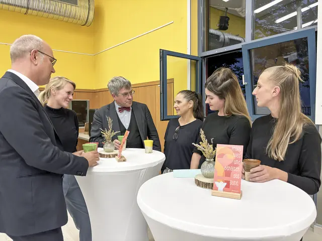 Sie eröffneten den Gesprächsabend mit Berichten persönlicher Erfahrungen aus der Coronazeit: (v. l.) Rüdiger Schuch, Präsident der Diakonie Deutschland, Moderatorin Laura Krannich, Landesbischof Friedrich Kramer, Unternehmerin Margret Schmidt, Kinder- und Jugendberaterin Nina Gloser und Alice Neumeister, in der Coronazeit stellvertretende Pflegedienstleiterin bei der Diakonie. | Foto: Sabine Bujack