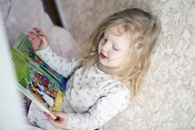 Auch die Kinderbibeln sind nicht frei von Diskriminierung. Neue Publikationen versuchen dem zu begegnen, indem sie zum Bespiel Gott nicht nur männlich darstellen. | Foto: AnastasiaKharichkina – stock.adobe.com