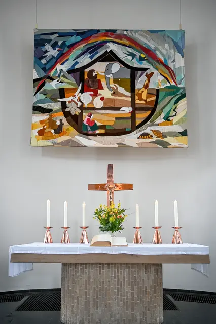 Bild der Hoffnung: Künstlerisch umgesetzt wurde die Arche Noah als Altarbild der Kirche St. Georg in Dessau. | Foto: Landeskirche Anhalt/Heiko Rebsch