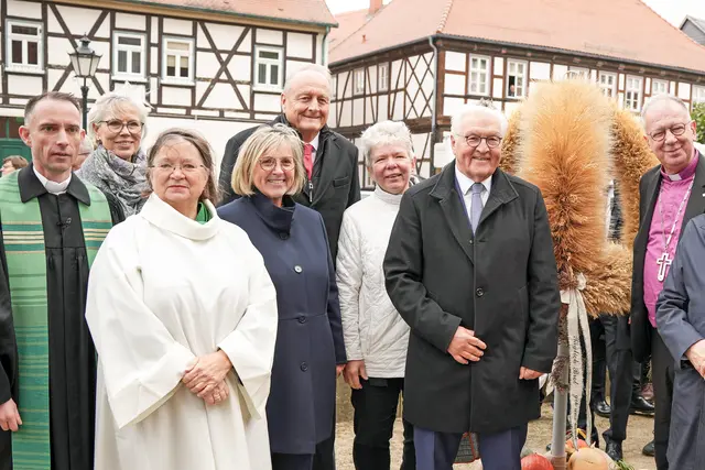 (v.l.): Otto-Fabian Voigtländer (Pfarrer in Tangermünde), Susanne Northe ( Vorsitzende der Landfrauen Schönhausen), Wortgottesbeauftragte Susanna Kramarz, von der kath. Gemeinde Tangermünde Petra Bentkämper ( Präsidentin des Deutschen Landfrauenverbandes), Jochen Rukwied ( Präsident des Deutschen Bauernverbandes), Dagmar Feldmann ( Bundesvorsitzende der Kath. Landvolk Bewegung), Bundespräsident Frank-Walter Steinmeier sowie Regionalbischof Johann Schneider | Foto:  Anna-Lisa Oehlmann/Volksstimme