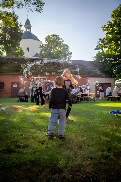 Kinder spielen mit Seifenblasen im Pfarrhof in Dautzschen | Foto: Aileen Hilgers