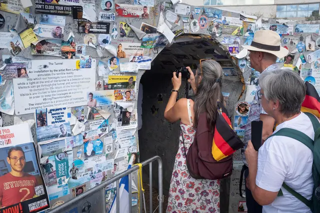 Christen erleben in Tel Aviv vor dem Nachbau eines Hamas-Tunnels die bevorstehende Rückkehr der Geiseln, 12. Oktober 2025 | Foto: epd-bild/Tim Wegner
