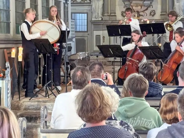 Kinder und Jugendliche, die beim Wettbewerb "Jugend musiziert" erfolgreich waren, gaben ein Konzert. Darunter war auch das von Kreiskantor Friedemann Lessing geleitete Ensemble. | Foto: Uwe Kraus