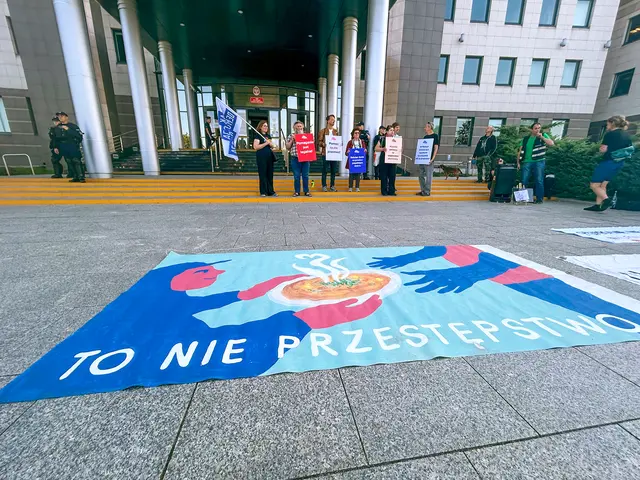Kundgebung vor dem Bezirksgericht im polnischen Bialystok. Die Teilnehmer der Kundgebung unterstützen eine Gruppe von Flüchtlingshelfern, die wegen ihrer Hilfe an der Grenze zu Belarus angeklagt sind. | Foto: epd-bild/Moritz Elliesen