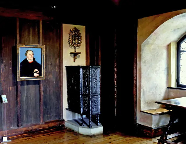 Das erste der beiden Lutherzimmer: Von der damaligen Einrichtung der vom Reformator im Jahr 1530 bewohnten Räume ist nur noch wenig vorhanden. | Foto: Veit-Mario Thiede