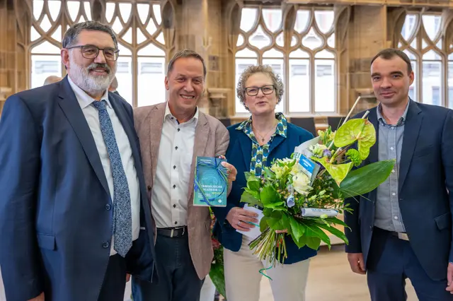 Herzlich Willkommen in der EKM: (v.l.) Torsten Bolduan, Willi Wild und Sebastian Knöfel (r.) überreichen Barara Füten Grüße aus der Kirchenzeitungsredaktion und aus dem Wartburg Verlag | Foto: Matthias Frank Schmidt