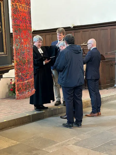 Stefan Große wird zum Abschied gesegnet. (v.l.) Friedrich Kramer, Jan Lemke, Torsten Bolduan, Micha Hofmann | Foto: Willi Wild