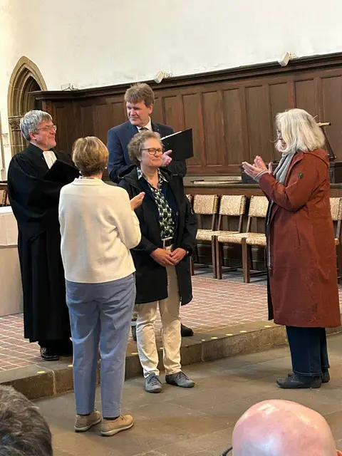 Oberkirchenrätin Barbara Füten ist in ihr neues Amt als Finanzdezernentin der EKM eingesegnet und wird mit Beifall in der Landeskirche willkommen geheißen | Foto: Willi Wild