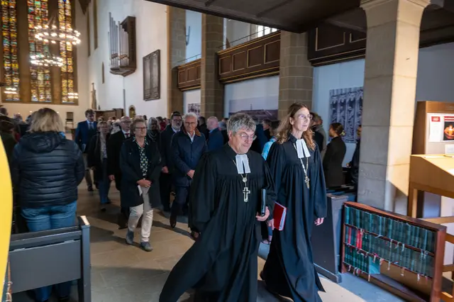 Auszug aus der Augustinerkirche: Landesbischof Friedrich Kramer und Regionalbischöfin Friederike Spengler, dahinter der scheidende Finanzdezernent und die neue Finanzdezernentin | Foto: Matthias Frank Schmidt