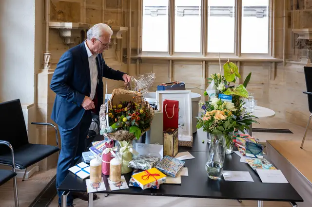 Reich beschenkt: Stefan Große (linke Tischhälfte) und Barbara Füten (rechte Tischhälfte)  | Foto: Matthias Frank Schmidt