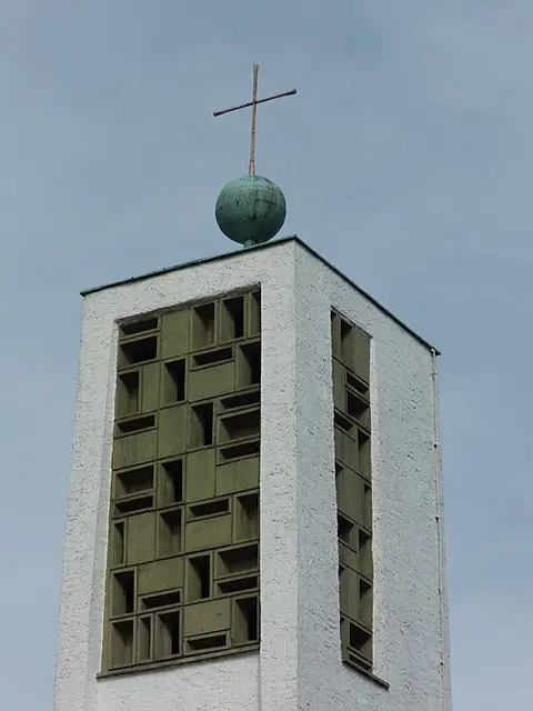 Kirchturmspitze mit Turmkreuz und Glockenstuhl | Foto: Ghostwriter123, CC BY-SA 4.0, https://commons.wikimedia.org/w/index.php?curid=47897704