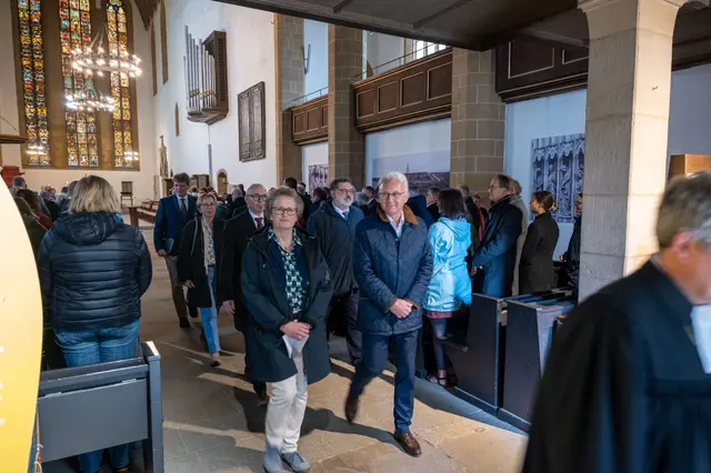 Stefan Große (r.) und seine Nachfolgerin Barbara Füten, dazwischen läuft Torsten Bolduan, stellvertretender Finanzdezernent und Geschäftsführer des Wartburg Verlages, der die Mitteldeutsche Kirchenzeitung „Glaube+Heimat“ verlegt  | Foto: Matthias Frank Schmidt