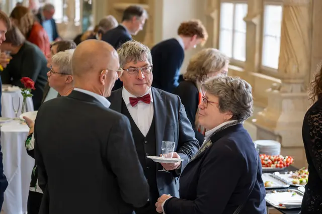 Landesbischof Friedrich Kramer (Mitte) und Altbischöfn Ilse Junkermann (r.) | Foto: Matthias Frank Schmidt