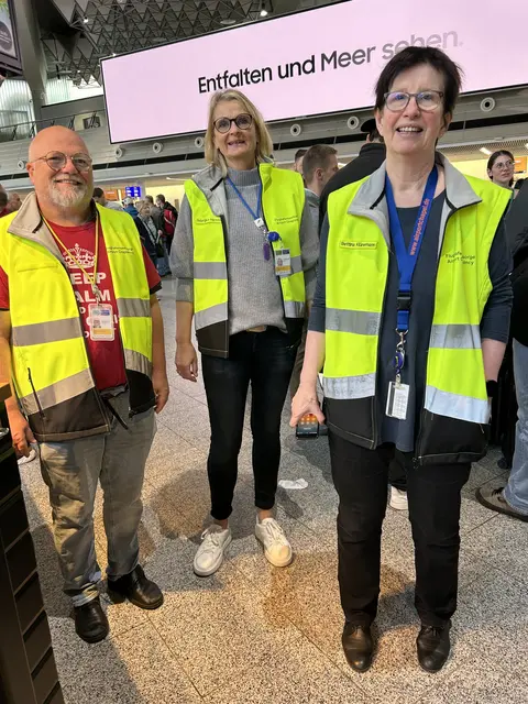 Das Team der Flughafen-Seelsorge: v.l. Christian Mohr, Marjike Haselau und Pfarrerin Klünemann | Foto: Willi Wild 