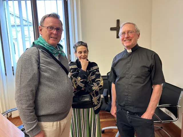 Pater Norbert Johannes Hofmann SDB (r.), zuständig im Dikasterium für den jüdischen Dialog. Er wird uns zur Generalaudienz von Papst Leo XIV. am Mittwoch führen. Daneben Germana Alberti vom Hofe und Bodo Ramelow.  | Foto: Willi Wild 