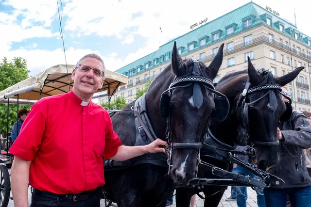 Der Friedenstreck um Pfarrer Helmut Kautz war am 80. Jahrestag des Kriegsendes vor dem Brandenburger Tor in Berlin gestartet. | Foto: epd-bild/Rolf Zöllner
