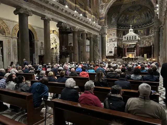 Die tägliche Abendandacht in der Basilika Santa Maria Trastevere | Foto: Willi Wild 