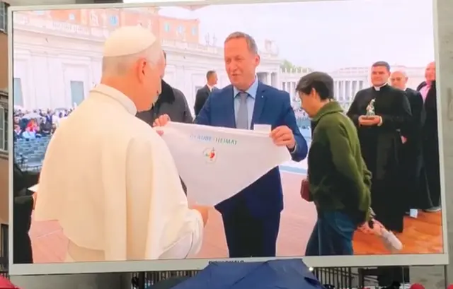 Ein Bild für die Ewigkeit: Das Pilgertuch von „Glaube+Heimat“ für Papst Leo XIV.