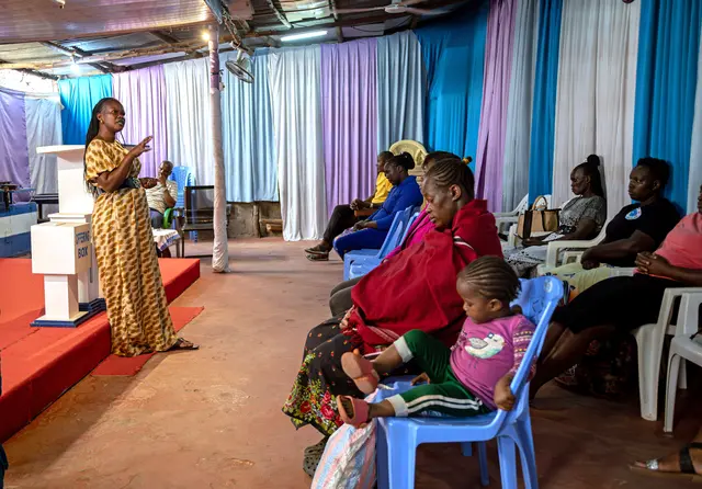 Gemeindemitglied Evelyn Achieng Ogola während eines Gottesdienstes im Hope Worship Center, einer kleinen Pfingstgemeinde in Baba Dogo, einem Stadtteil in der kenianischen Hauptstadt Nairobi. Sonntags kommt die Sozialarbeiterin in den Gottesdienst und spricht mit den Frauen ueber die Familienplanung.  | Foto:  epd-bild/Edwin Ndeke
