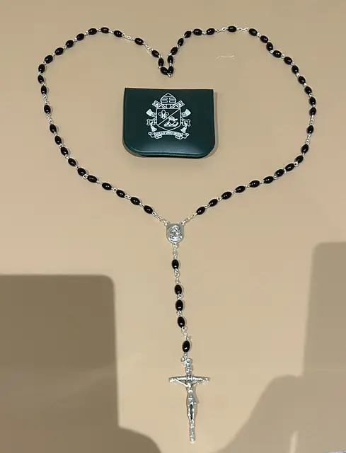 Auch der Papst hat ein Geschenk für uns Lutheraner: einen Rosenkranz. Leider haben wir nur noch ein Exemplar. Das Papstgeschenk für Bodo Ramelow hat in der U-Bahn unfreiwillig den Besitzer gewechselt. Es wurde ihm aus der Jackentasche gestohlen.  | Foto: Willi Wild