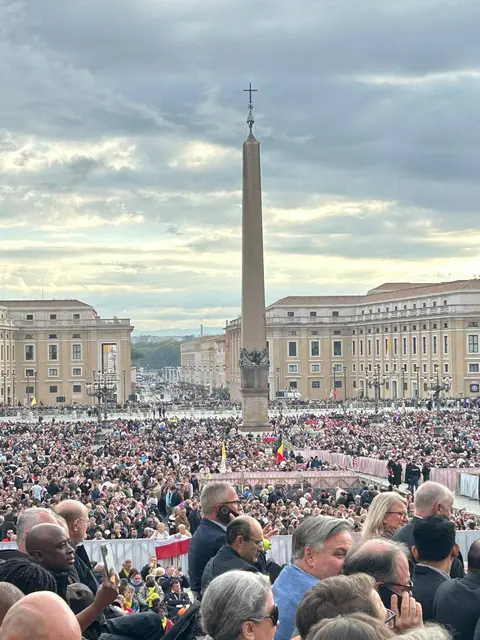 Die Grußbotschaft ist heute Vormittag (22.10.25, 10 Uhr) bei der Generalaudienz auf dem Petersplatz in Rom an Papst Leo XIV. von Bundestagsvizepräsident Bodo Ramelow (Linke) und dem Chefredakteur der Mitteldeutschen Kirchenzeitung „Glaube+Heimat“, Willi Wild, übergeben worden. | Foto: Willi Wild