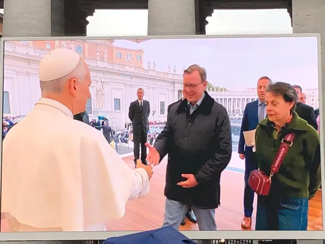 Der Händedruck auf der Videowall, Bodo Ramelow und seine Frau Germana mit Papst Leo