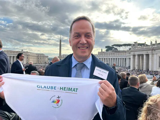 „Glaube+Heimat“-Chefredakteur Willi Wild ist Teil einer Pilgergruppe der Kirchenzeitung, die noch bis 24. Oktober an Veranstaltungen anlässlich des Heiligen Jahres in Rom teilnimmt.
Wild berichtet über die Erlebnisse und Begegnungen während der Reise in einem Pilgerblog auf www.meine-kirchnezeitung.de | Foto: Willi Wild