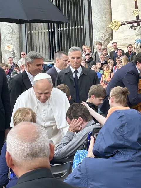 Papst Leo segnet Behinderte, Kranke, Kinder  | Foto: Willi Wild