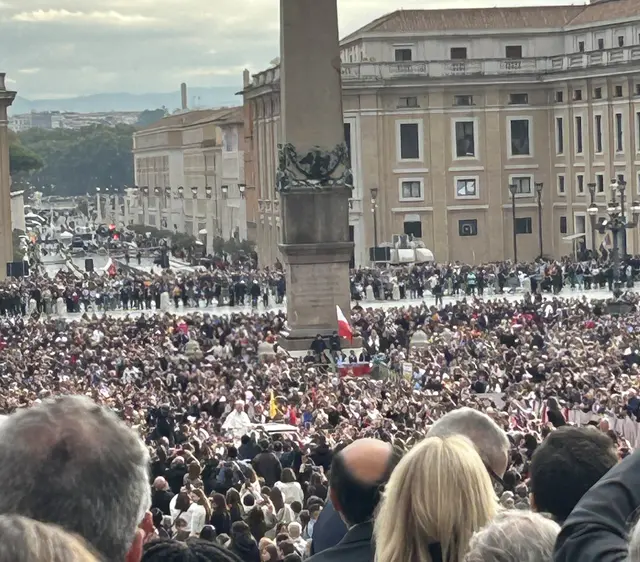 Etwa 50.000 Pilger der Hoffnung auf dem Petersplatz. Mittendrin Papst Leo XIV. | Foto: Willi Wild