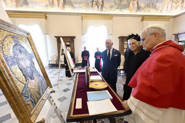 Der Papstbesuch ist auch ein Treffen zweier führender Kirchenleute. Charles ist qua Amt Oberster Gouverneur, das weltliche Oberhaupt, der Kirche von England. | Foto: epd-bild/Vatican Media