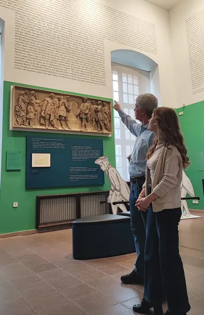 Die Studentin Emily Krüger und der Historiker Alexander Schunka von der Freien Universität in Berlin haben das Potsdamer Toleranzedikt des Großen Kurfürsten vom 29. Oktober 1685 in modernes Deutsch übertragen. | Foto: epd-bild/Christian Walther