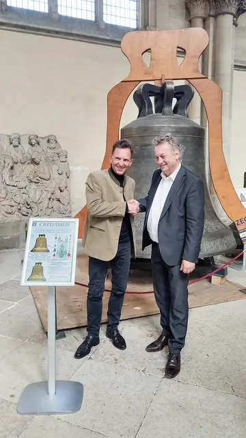 Andreas Schumann (l.) und Johannes Grassmayr besiegelten den Vertrag auch mit Handschlag.  | Foto: Thorsten Keßler
