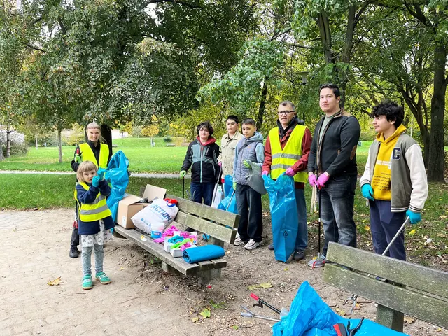 Pfarrerin Hanna Henke (l.) sowie Mitglieder der muslimischen Gemeinde und der evangelischen Emmausgemeinde waren gut gerüstet für ihre Müllsammelaktion. | Foto: Claudia Crodel
