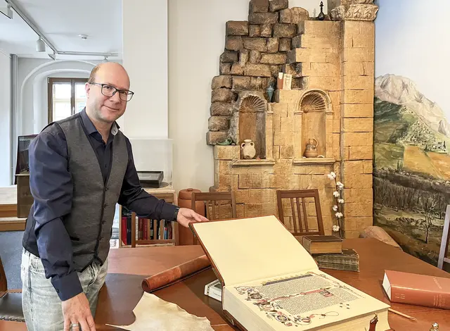 Pfarrer Sven Hanson, Leiter des Canstein Bibelzentrums, zeigt seinen Gästen gern diese Gutenberg-Bibel und demonstriert beim Öffnen der Buchschließen, warum man die Bibel "aufschlägt". | Foto: Claudia Crodel