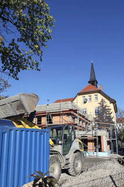 Neben dem Gemeindehaus entsteht die neue Kindereinrichtung. | Foto: Thomas Nawrath