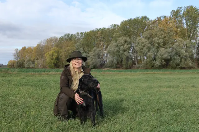 In Feld und Flur ihrer Heimatgemeinde Klein Rodensleben trifft man Jägerin Grit Matz oft gemeinsam mit ihrer Hündin Lola.  | Foto: epd/Thomas Nawrath