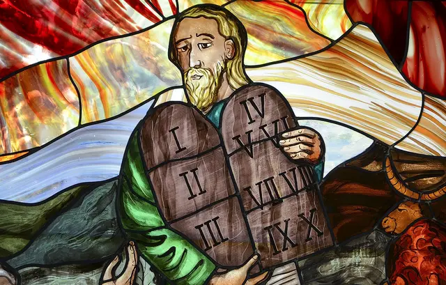 Nach der biblischen Überlieferung erhielt Mose die Zehn Gebote am Berg Sinai. Geschrieben waren sie auf zwei Steintafeln. | Foto: Pio Si – stock.adobe.com