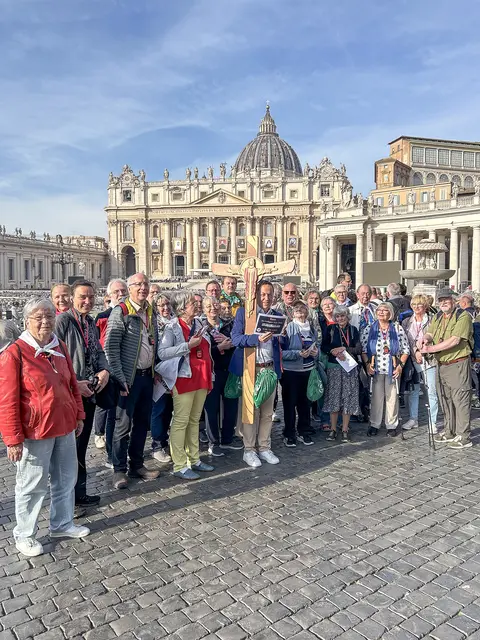 27 Leserinnen und Leser aus Mitteldeutschland auf dem Pilgerweg zur Heiligen Pforte im Petersdom | Foto: Nunzia Zagaria