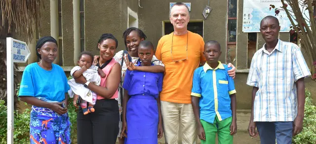 Pfarrer Gerhard Reuther (Mitte) mit Patenkindern und Eltern aus Ruanda | Foto: Ökumenische Eine-Welt-Kreis im Erbstromtal