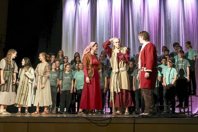 Bühne frei für Mose: In den Adonia-Teenscamps stellen die Jugendlichen innerhalb von wenigen Tagen ein komplettes Musicalprogramm auf die Beine. | Foto: Thomas Nawrath