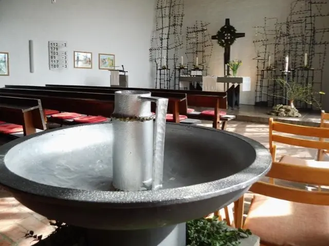 Innenansicht mit Taufbecken, Altar und Kruzifix | Foto: Ghostwriter123, CC BY SA 4.0