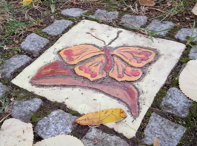 Bodenplatte mit Schmetterling auf dem Friedhof Lindenau. | Foto: Holger Zürch