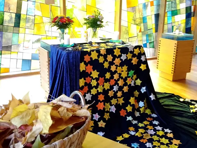 Abschiedsfeier in Leipzig für Schmetterlingskinder: Jeder Stern auf dem Himmelstuch erinnert an ein Sternenkind. | Foto: Holger Zürch