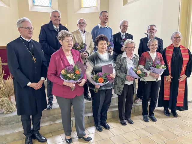 Kirchenpräsident Karsten Wolkenhauer (l.) und Pfarrerin Ina Killyen (r.) übergaben am Reformationstag in der Christuskirche von Bobbau die „Anhalter Kreuze“ an verdienstvolle Ehrenamtliche.  Dazu zählen (1. Reihe v. l.) Gisela Wilke, Doris Weniger, Annegret Seifert und Irene Herrmann, (2. Reihe v. l.) Alfred Ehrenberg, Wolfgang Mendel, Axel Wolf, Christian Preissner und Heinz Brandt. | Foto: Uwe Kraus