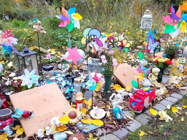 Farbenfroh mit Windspielen: Letzte Ruhestätte für Sternenkinder auf Leipzigs Friedhof Lindenau (Ausschnitt).  | Foto: Holger Zürch