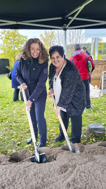 Spatenstich: Ina Kastorf (v. l.) und Johanna Weymar  | Foto: Susann Eberlein