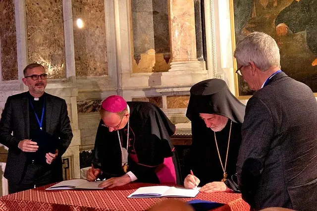 Erzbischof Gintara Grusas von Vilnius, Präsident des Rates der Europäischen Bischofskonferenz (CCEE) und Erzbischof Nikitas von Thyateira und Großbritannien, Präsident der Konferenz Europäischer Kirchen (KEK) unterzeichnen gemeinsam die revidierte Charta Oecumenica in Rom  | Foto: Foto: ACK in Deutschland | Hammes