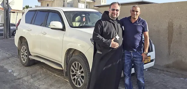 Rettungswagen: Abt Nikodemus Schnabel (l.) und Dahesch Alkrenawi – der am 7. Oktober 2023 den Geländewagen gefahren hat | Foto: Nikodemus Schnabel